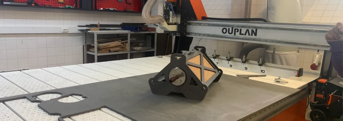 Structure du concentrateur solaire sur la fraiseuse CNC