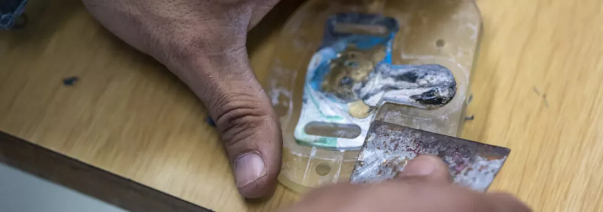 Démoulage d'une pièce en plastique recyclé