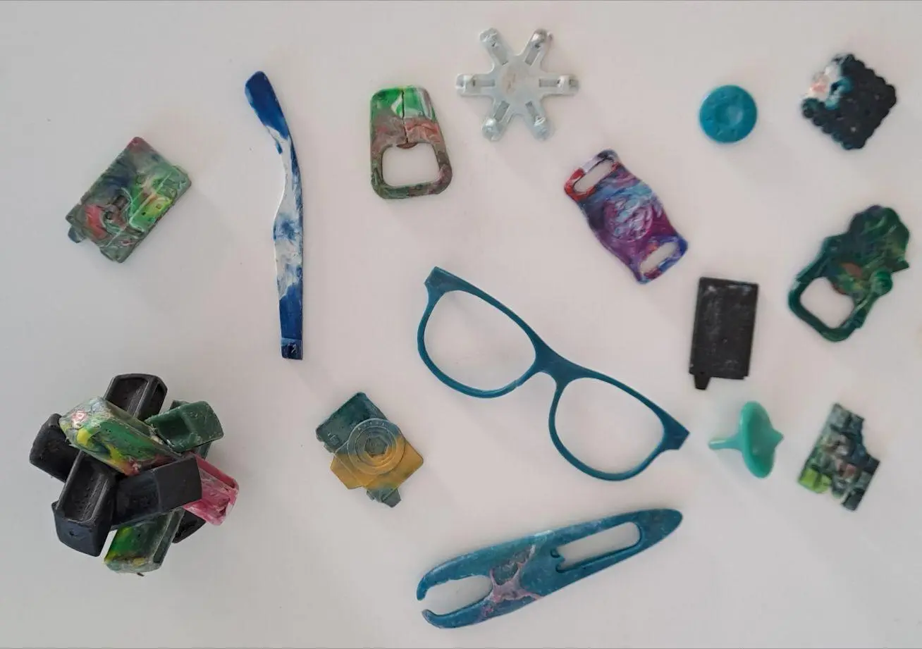 Objets injectés en plastique recyclé solaire : montures de lunettes, porte-clés, décapsuleurs, pièces de jeu
